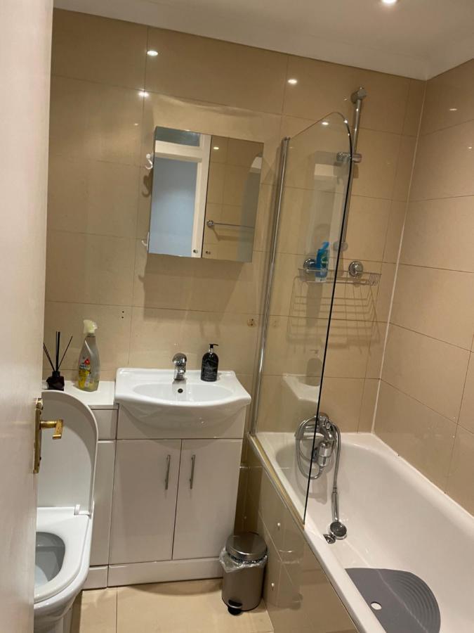 2 Bedroom Apartment Chiswick Park Tube Station Londýn Exteriér fotografie